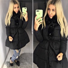 Теплое пальто на холлофайбере с поясом с меховым воротником