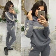 Теплый вязанный костюм с жемчугом
