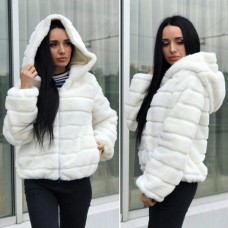 Короткая женская шуба с капюшоном Короткая женская шуба с капюшоном