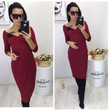 Силуэтное приталенное женское платье
